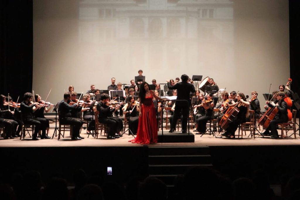 Orchestra Giovanile Nazionale Giuseppe Sinopoli con il solista sul palco del Teatro Vittorio Emanuele di Messina